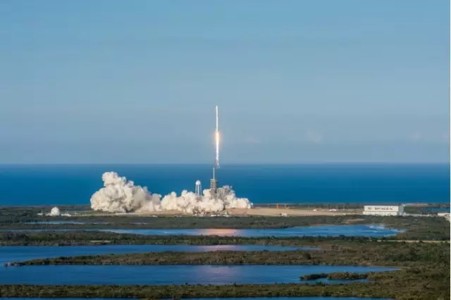 谷歌与SpaceX洽谈火箭发射协议 以发射在轨数据中心-第1张图片