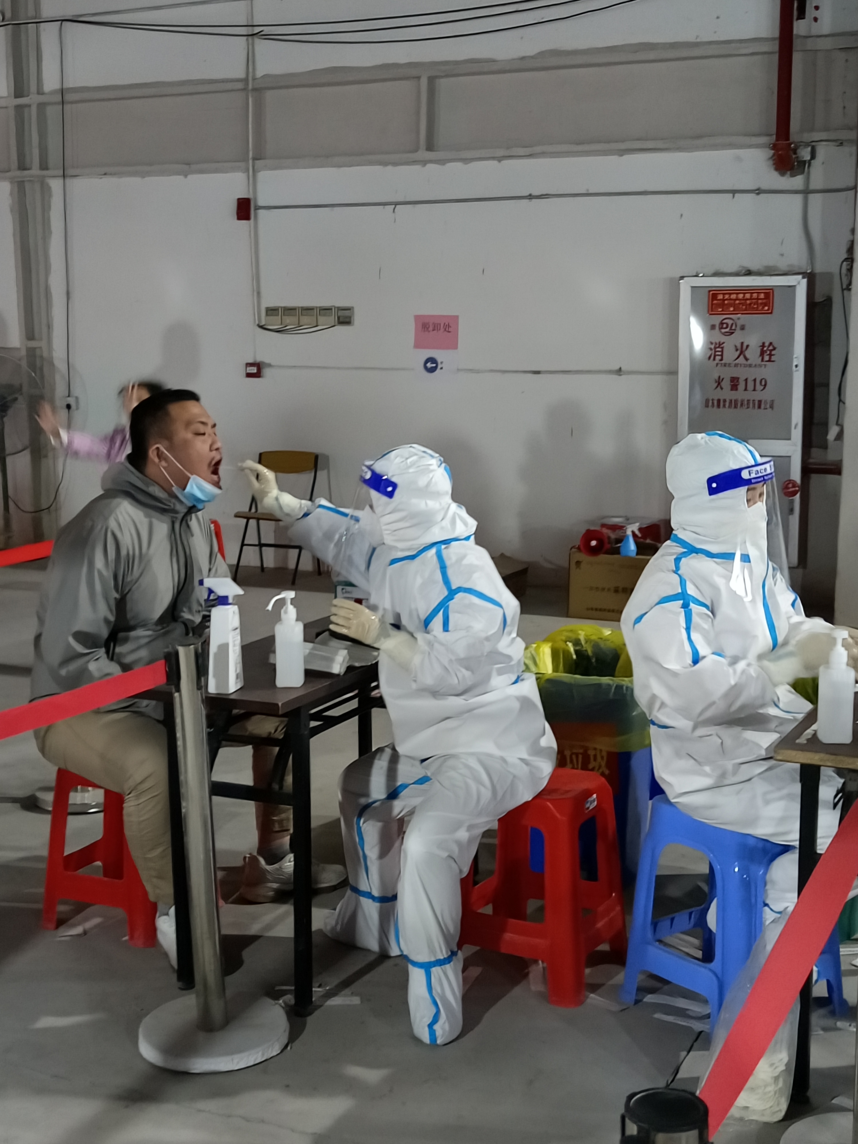 【凌晨组织测核酸？贵阳：和病毒赛跑/贵阳周末做核酸】