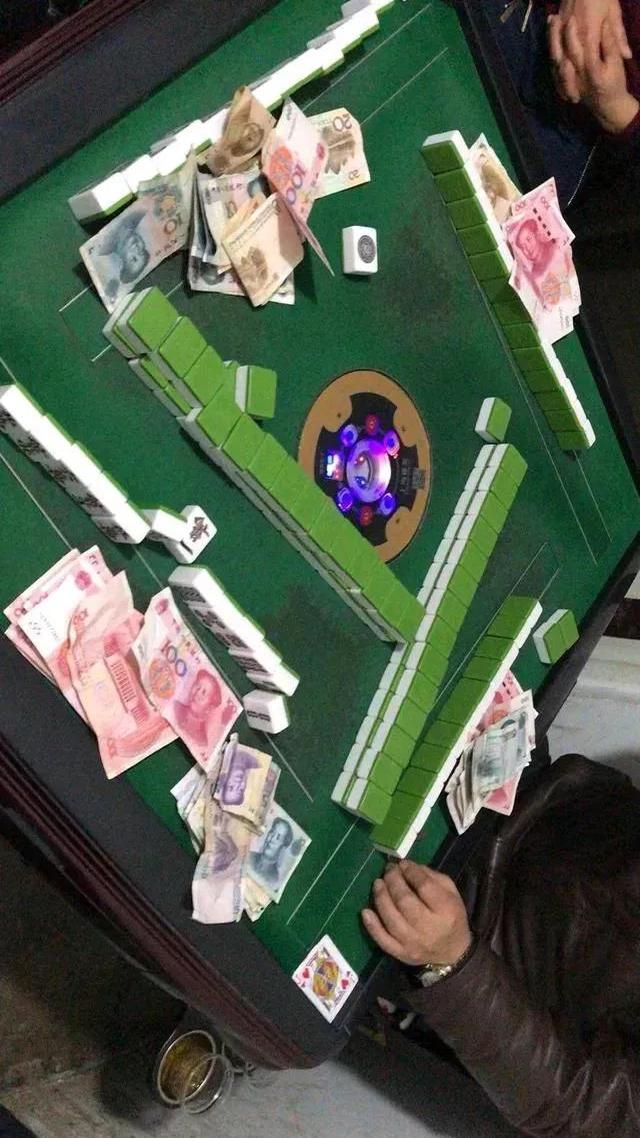 我来告诉你“微信雀神麻将软件只赢不输是真的吗”开挂器软件安装-第1张图片