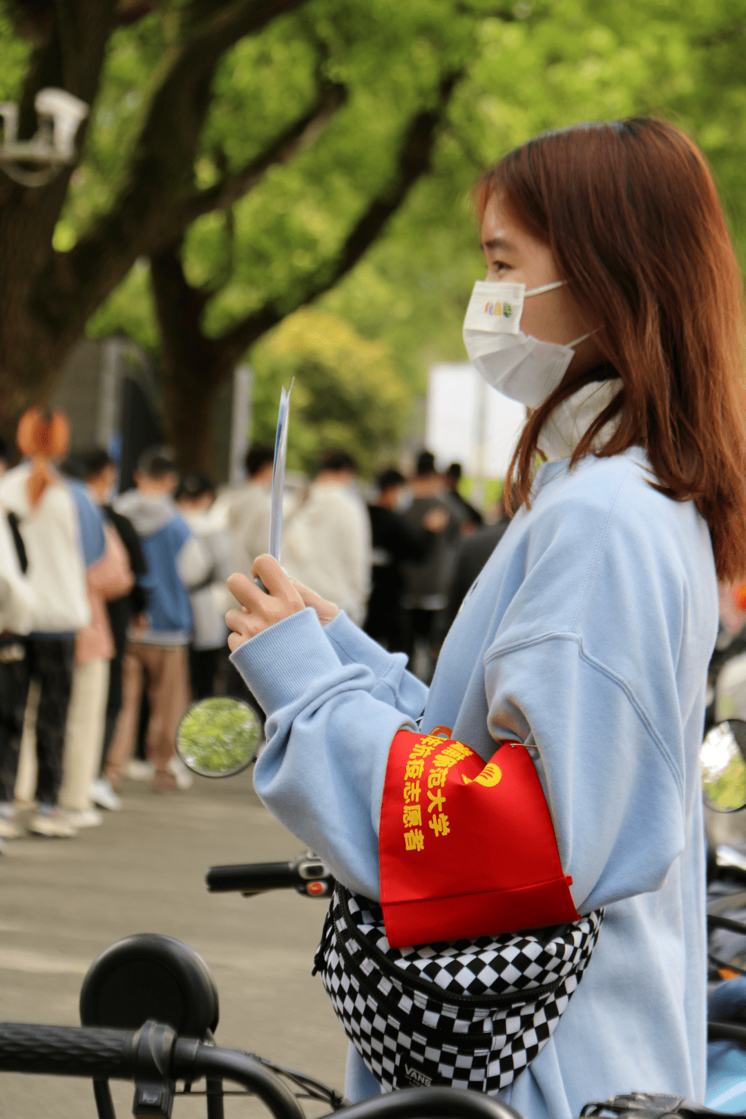 官方回应核酸志愿者混检阳性︰(男子排队核酸 与志愿者冲突)-第2张图片