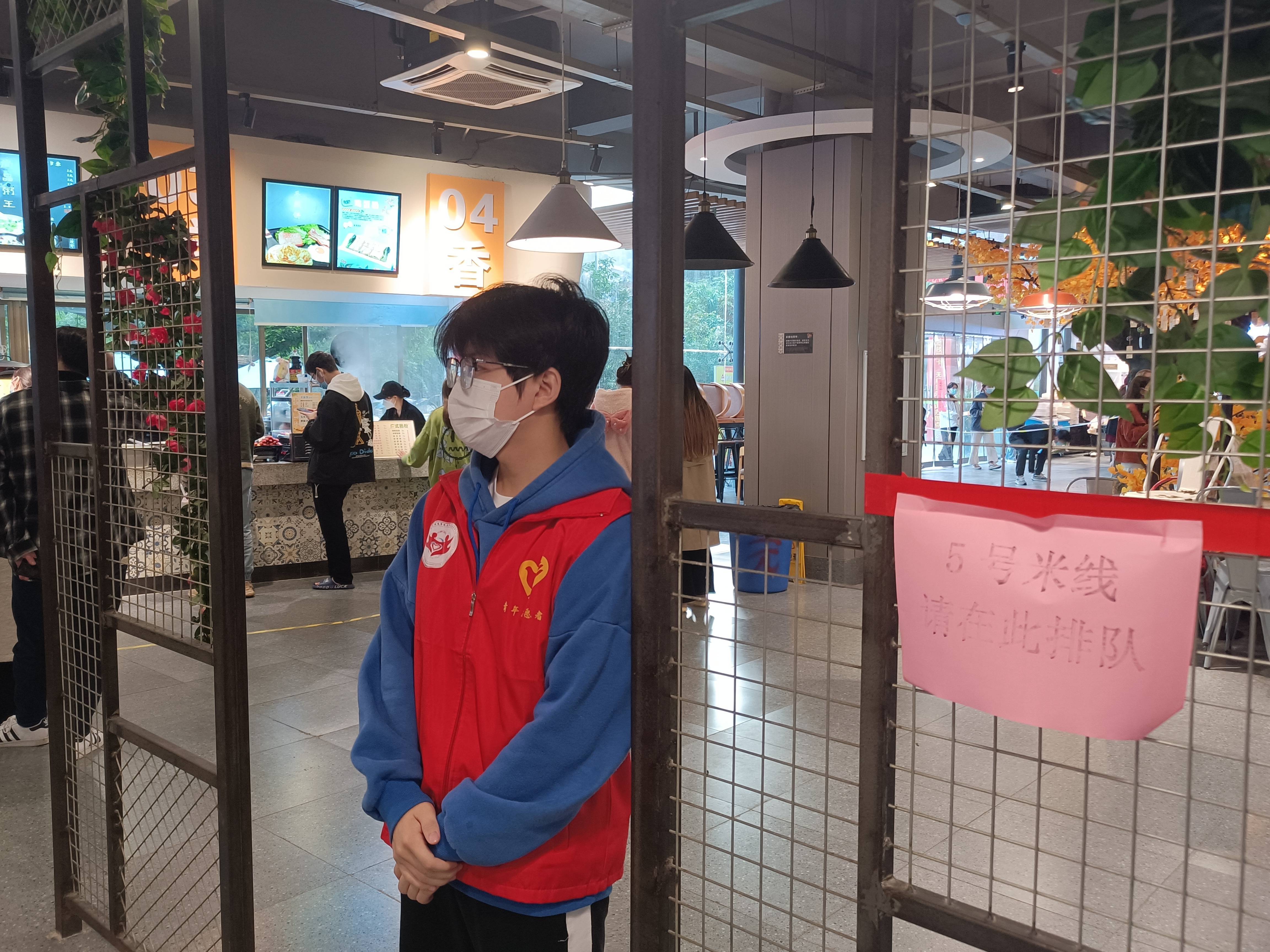 官方回应核酸志愿者混检阳性︰(男子排队核酸 与志愿者冲突)-第1张图片