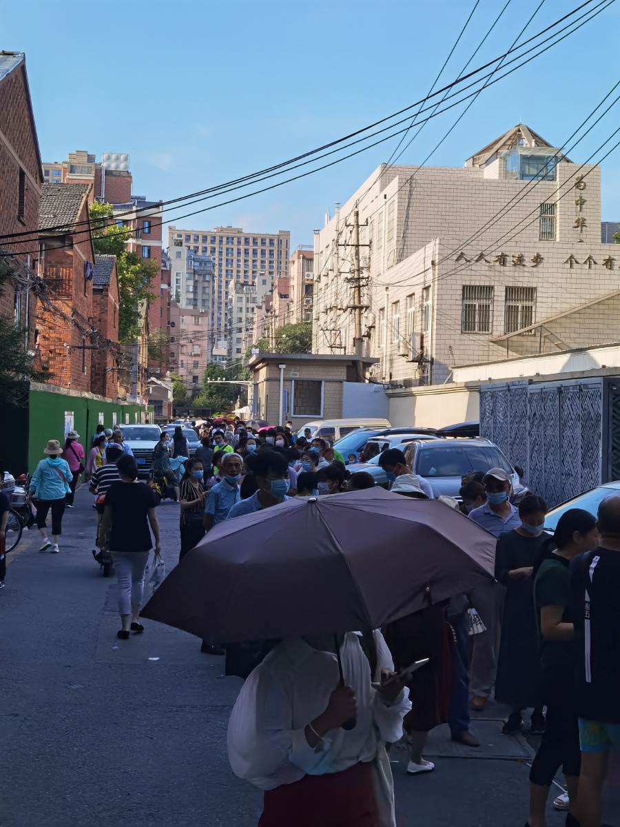 南京市民遭遇核酸检测难题.南京核酸检测现场混乱